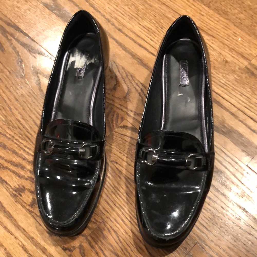 Ecco Black Patent Leather Loafers with Low Heel